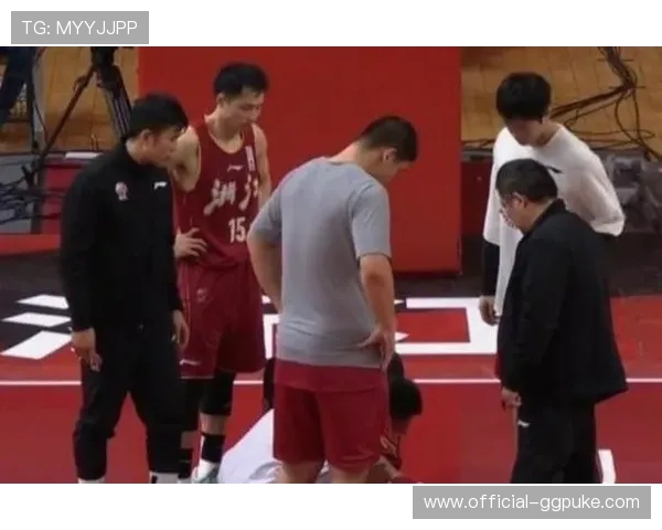 徐杰脚踝缠着绷带完成投篮训练，伤愈复出备战国家队集训